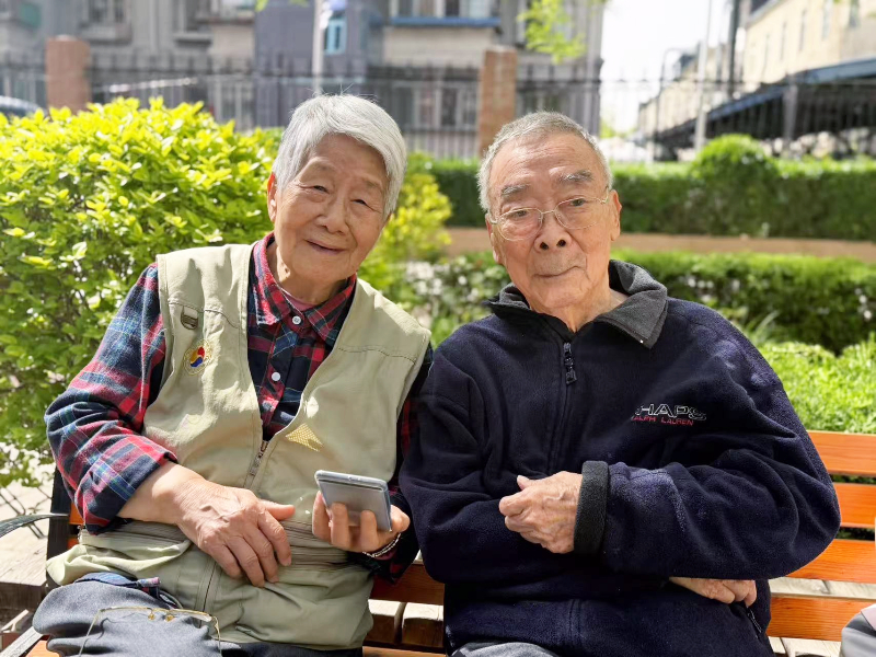“这里比家更懂如何爱我们”——闻立鹏夫妇在椿萱茂的七年：当照护成为守护