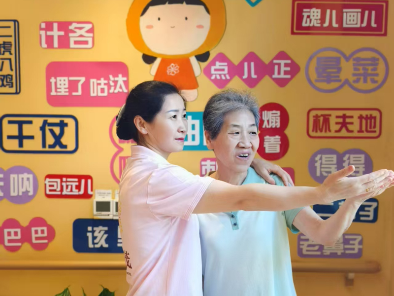 家属深夜敲下1800字：看椿萱茂如何让阿尔茨海默病姐姐“忘了回家”